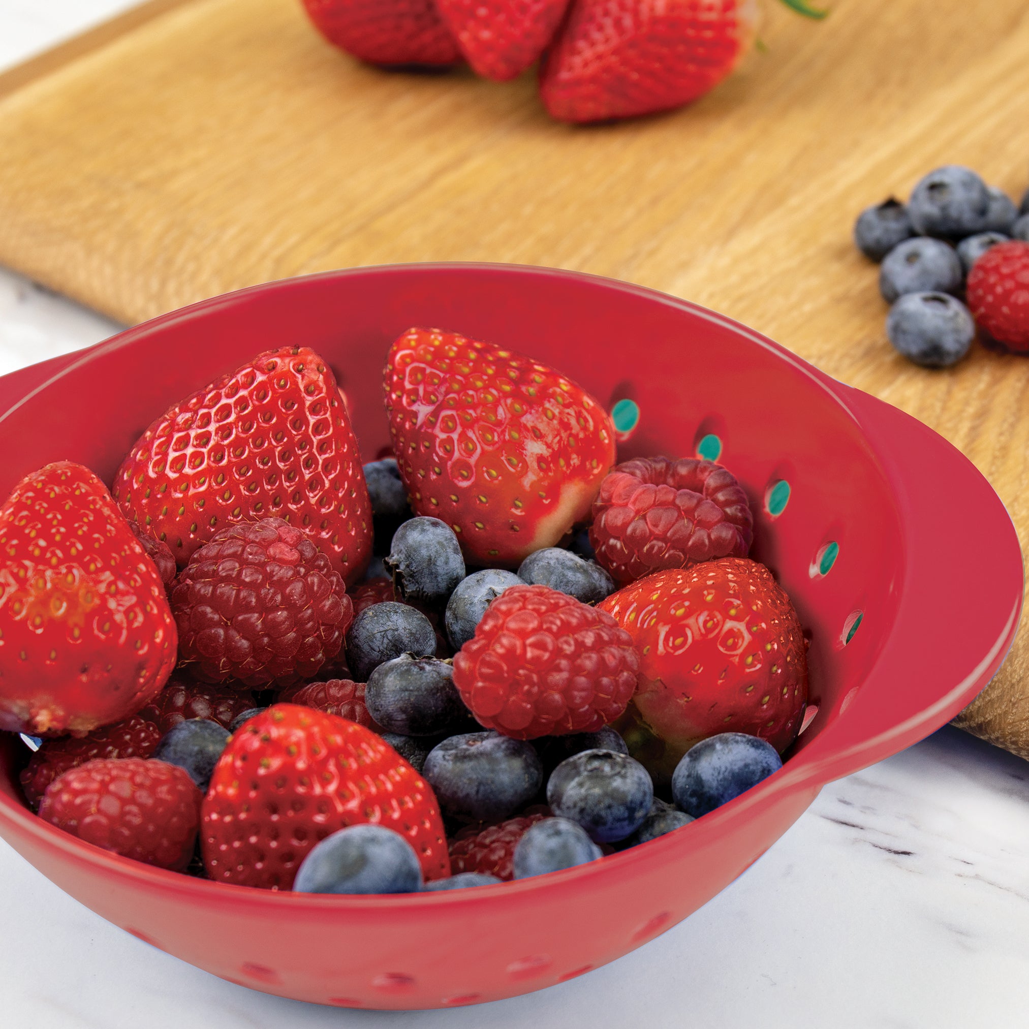 Tovolo Mini Berry Colander cednik Cayenne s drobnymi otvory