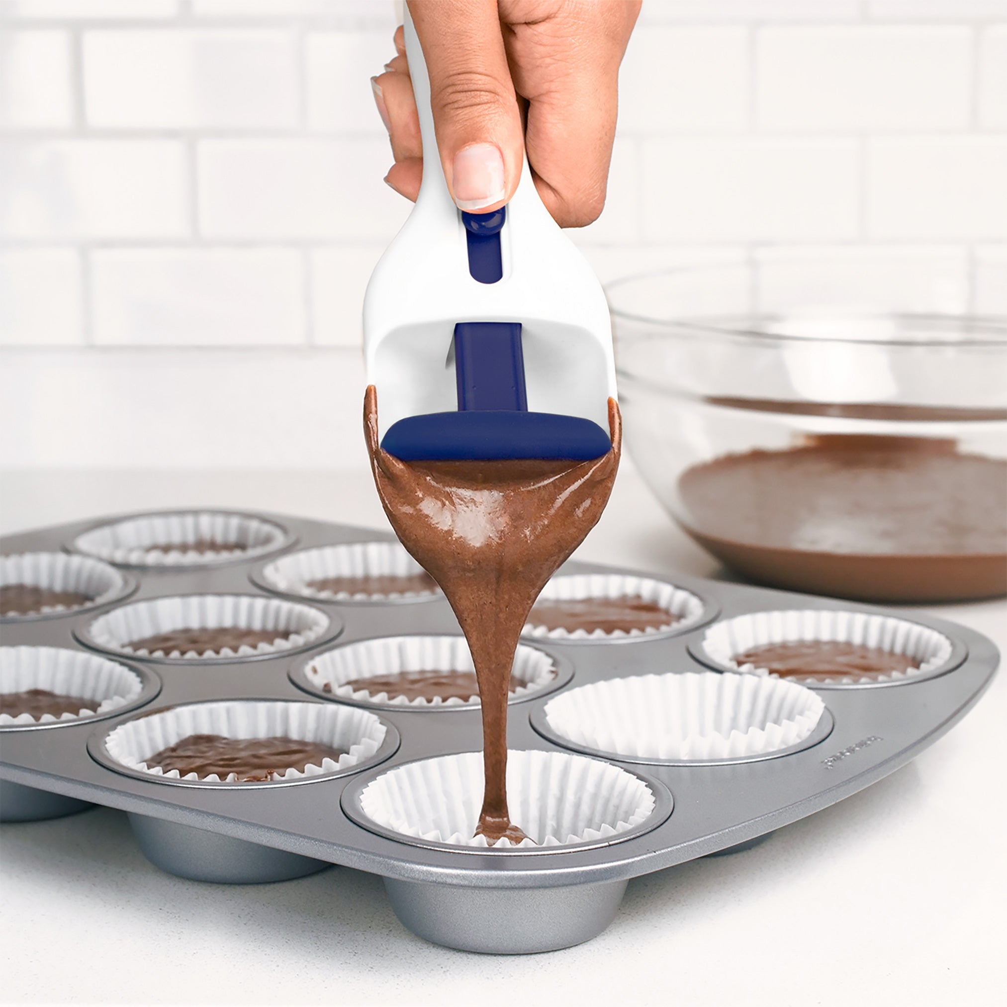 Tovolo Cupcake Scoop naběračka na těsto malinová