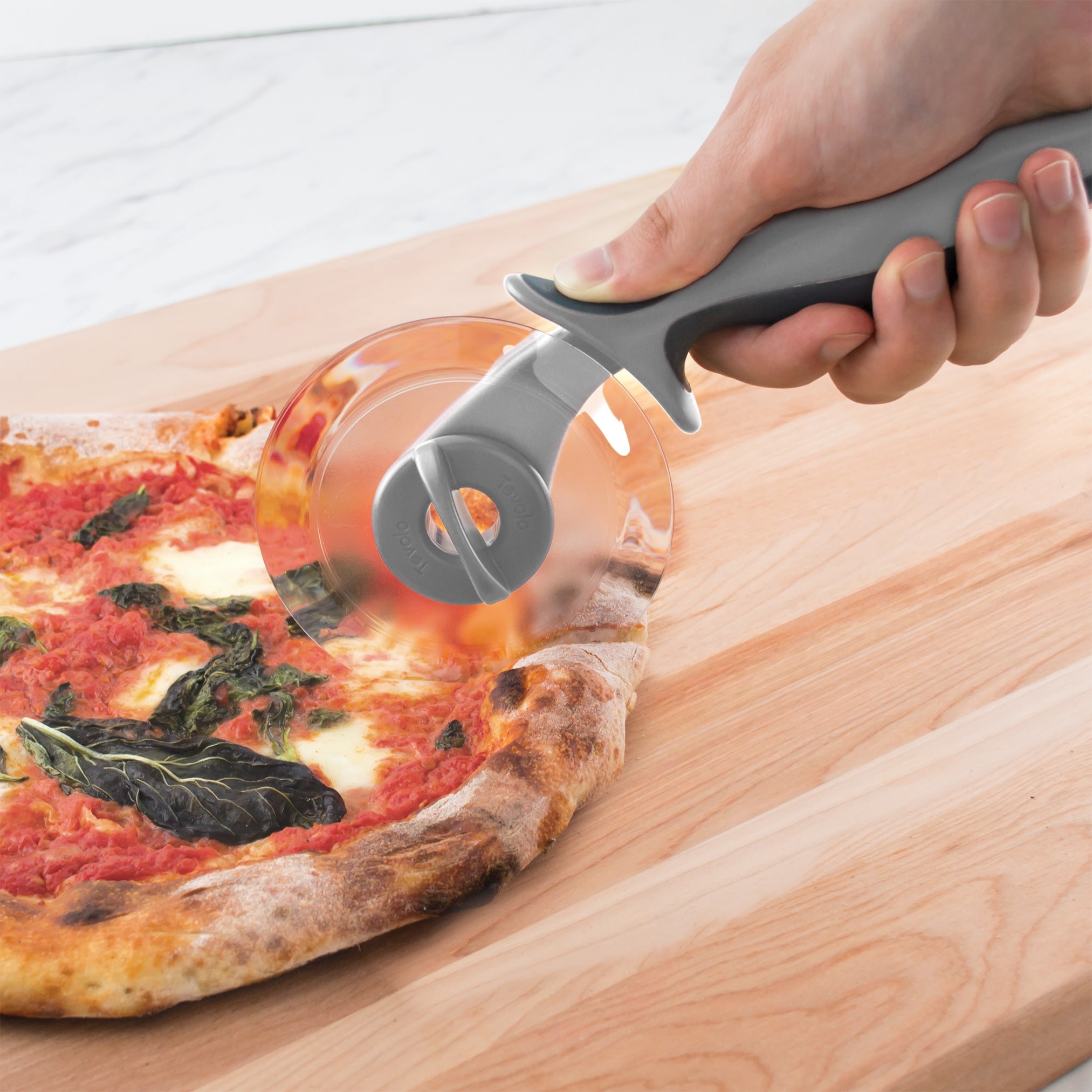 Tovolo 2-in-1 kráječ na pizzu Charcoal Oyster se 2 kotouči