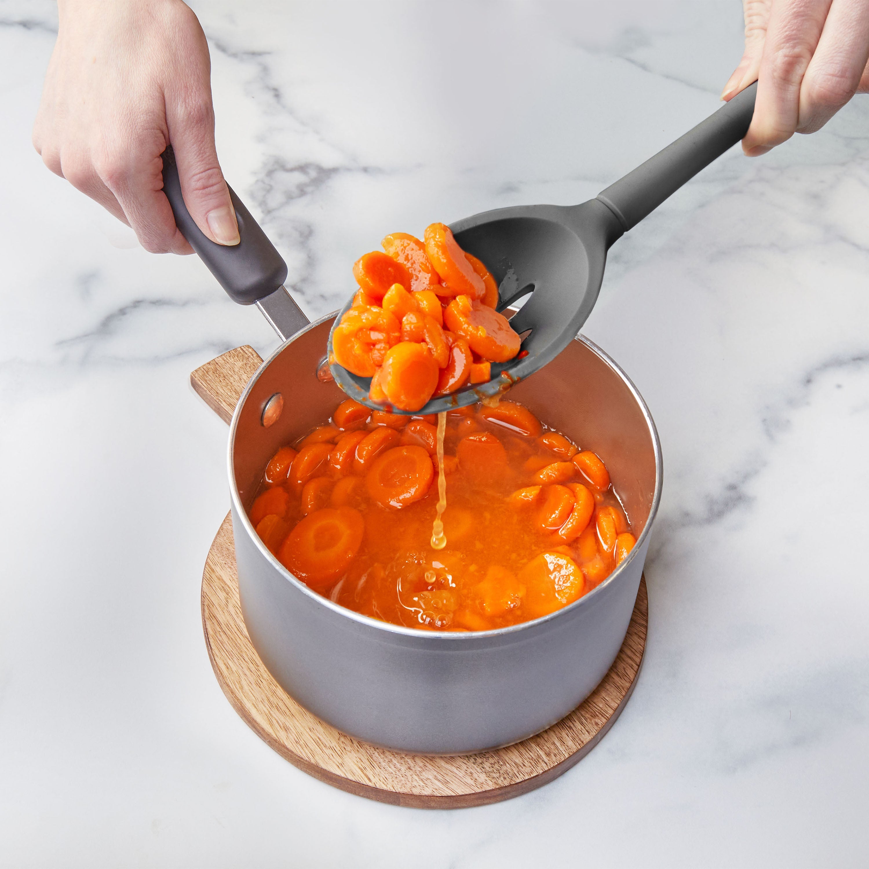Tovolo Flex-Core Silicone Slotted Deep Spoon děrovaná lžíce